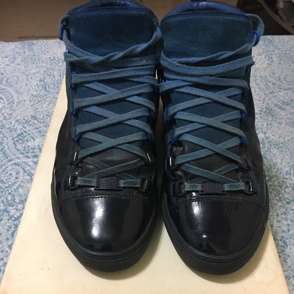 SHOES - Picture 2 of 6